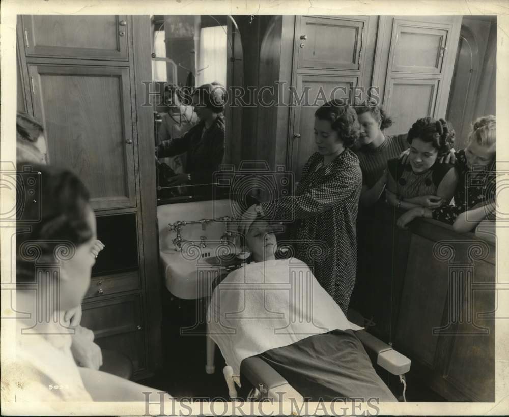 1937 Press Photo Class in beauty culture at McKee Vocational High School- Historic Images