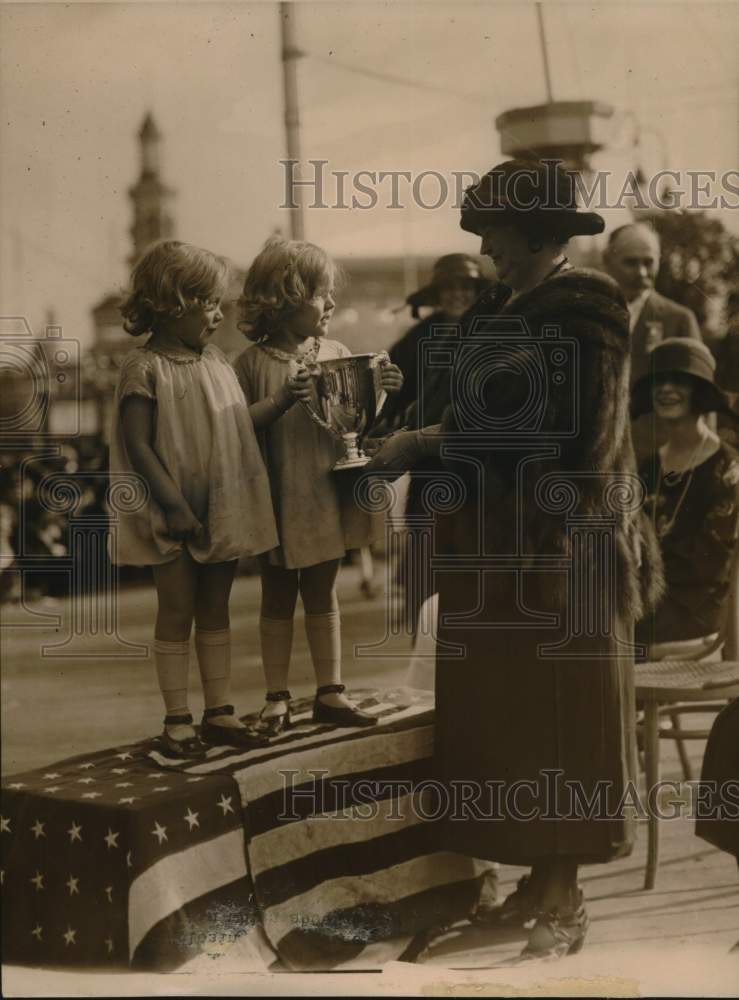 1922 Press Photo Doris and Dorothy Smith win Baby Parade Competition, New York- Historic Images