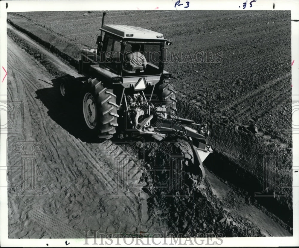 Press Photo Jon Deere 115 Rear Mounted Blades digging ditches on farmstead - Historic Images