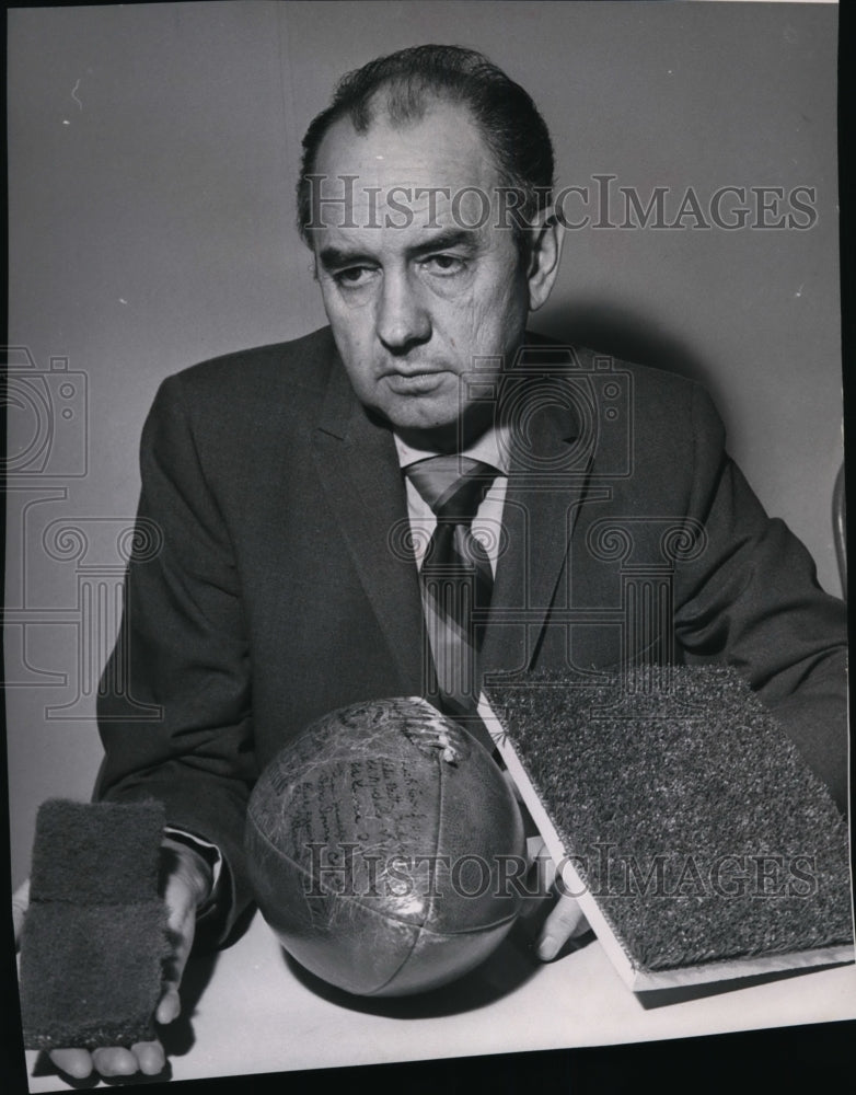 1970 Press Photo Warren W. Butz, acting Coliseum-Stadium manager - Historic Images