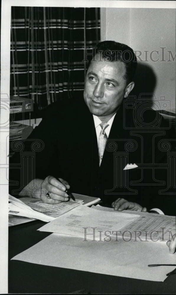 1963 Press Photo Paul G Brunner and Earl D McCarthy discuss plans for JC Penney - Historic Images
