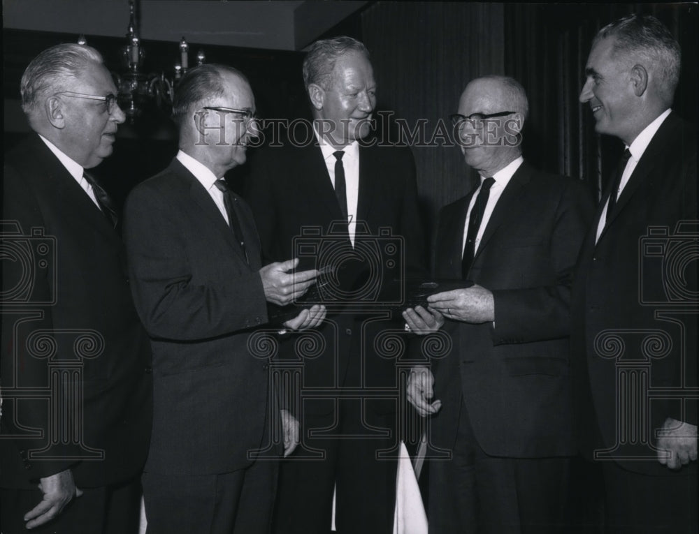 1963 Press Photo Edward M Modk, George Brunzell WWP president, Marvin Schroeder - Historic Images