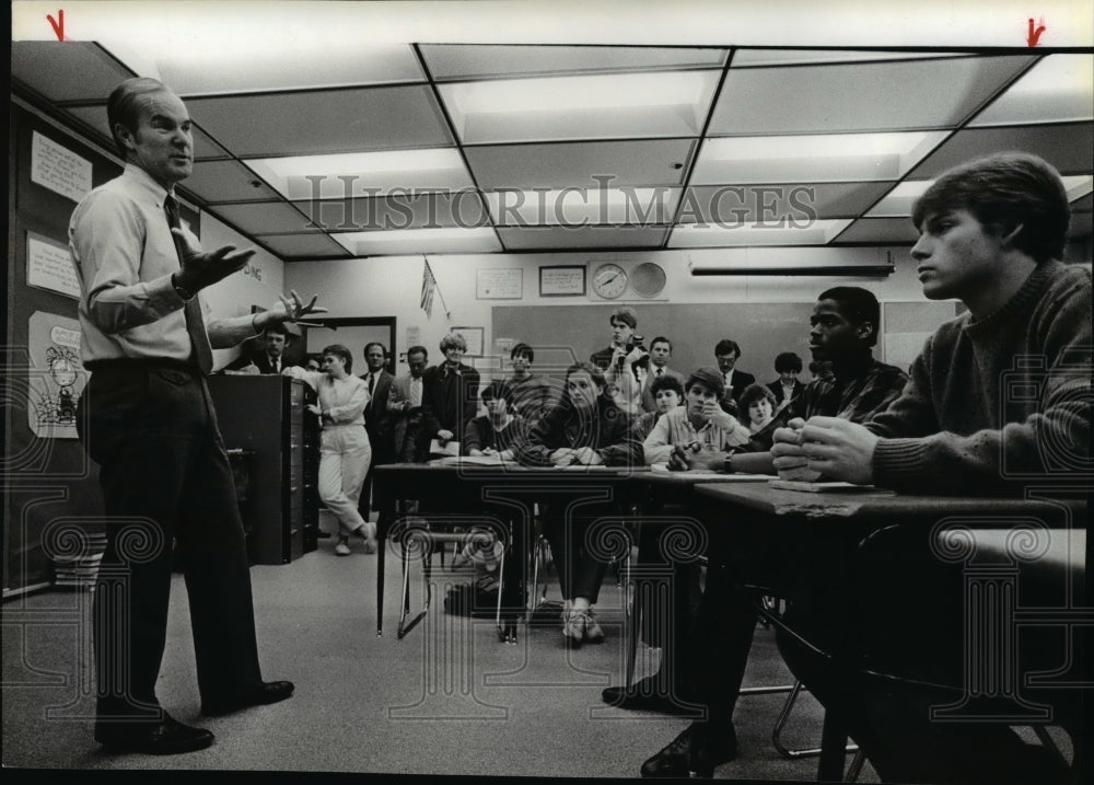 1985 Press Photo Governor Booth Gardner visits Mead High School in Spokane - Historic Images