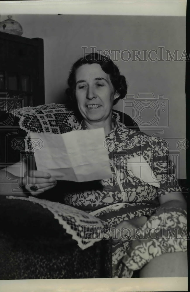 1938 Mrs. Glen R. Day reading a letter from her husband. - Historic Images