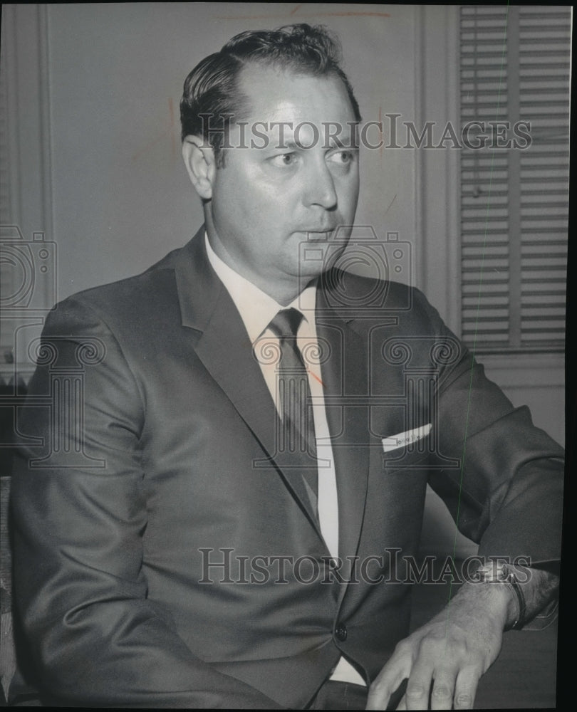1969 Press Photo Robert W. Harder, manager of the privately owned bus - Historic Images