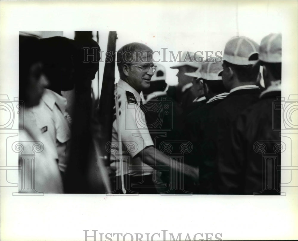 1987 Press Photo Fairchild&#39;s Col Tom Harris greeting visiting airmen on base - Historic Images