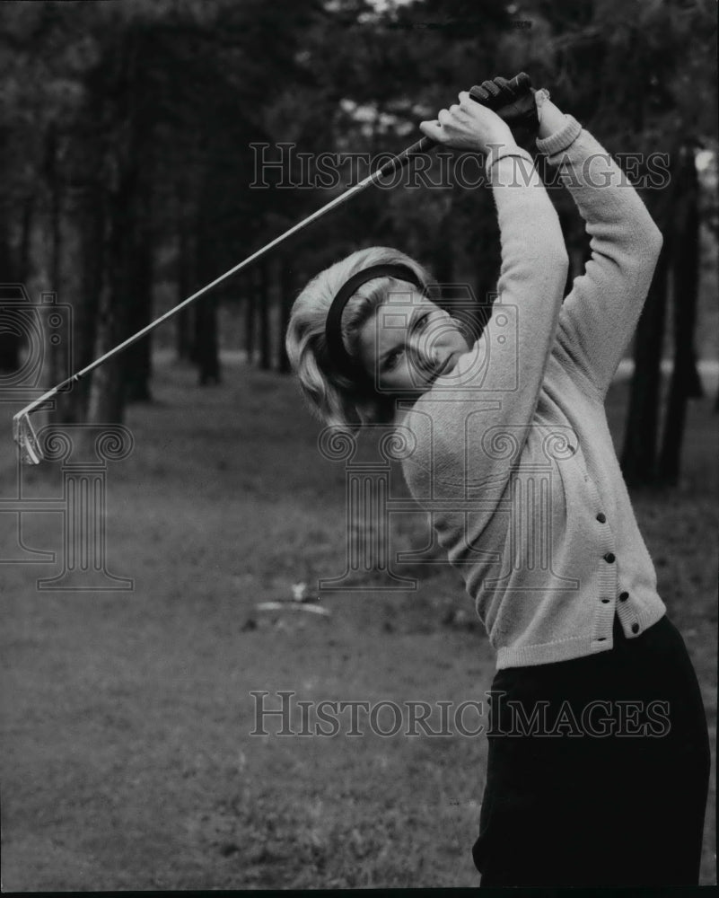 1964 Press Photo Connie Guthrie playing golf - spa08762-Historic Images