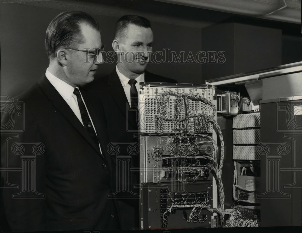 1965 Press Photo Treasurer E. Sorsdahl and Bob Durgan check machinery - Historic Images