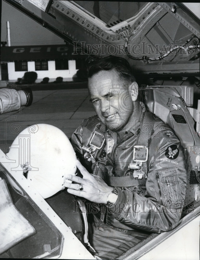 1963 Col. Lester J. Johnsen commands 84th Fighter Group  - Historic Images