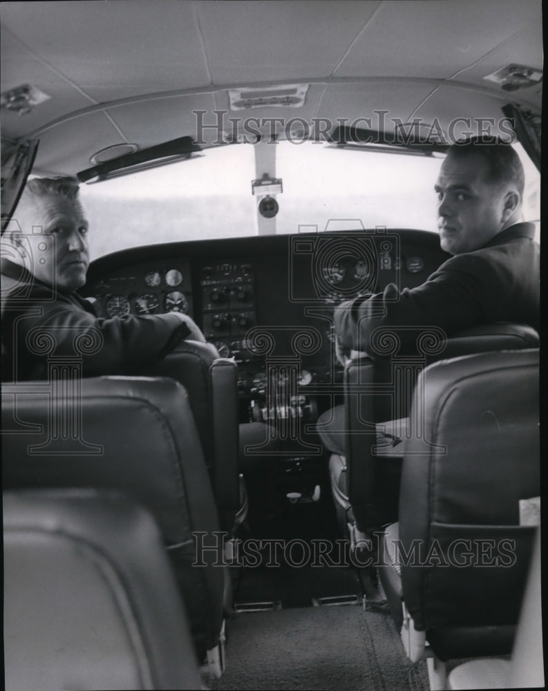 1967 Press Photo Chester Johnson, pres. aerial surveys - Historic Images