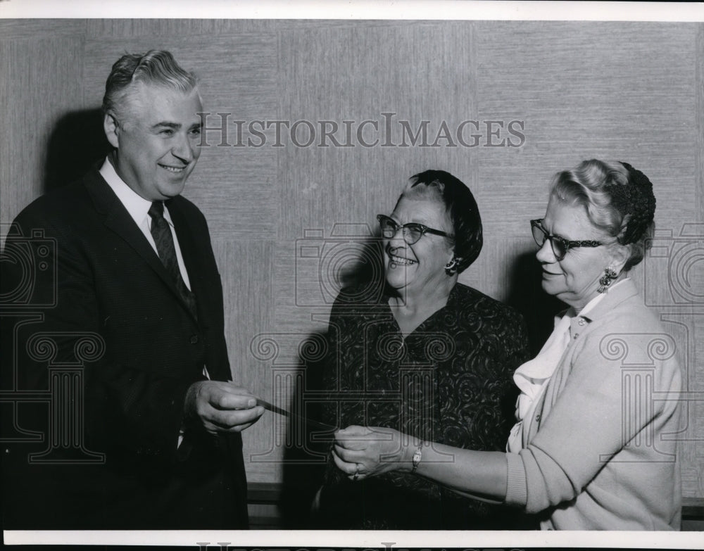 1962 J.W. Kipper lends a pen  - Historic Images