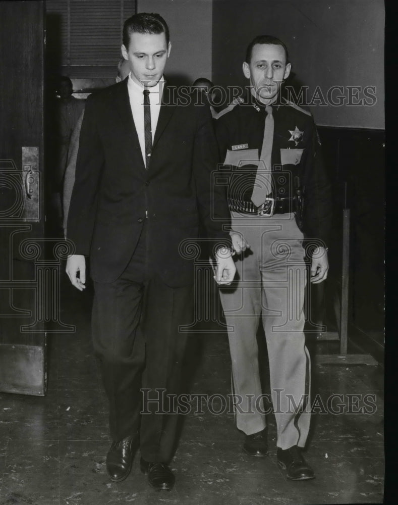 Press Photo Max Markham escorted from courtroom by Deputy Sheriff Marvin Lang - Historic Images