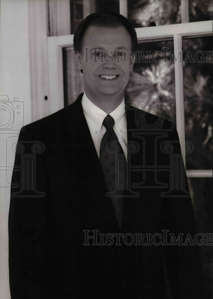 2002 Press Photo Spokane County Clerk Tom Fallquist - Historic Images