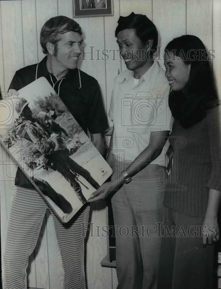 1975 Press Photo Rev Glenn L Johnson, Tran Dao and Tovu Lan Phuong - Historic Images