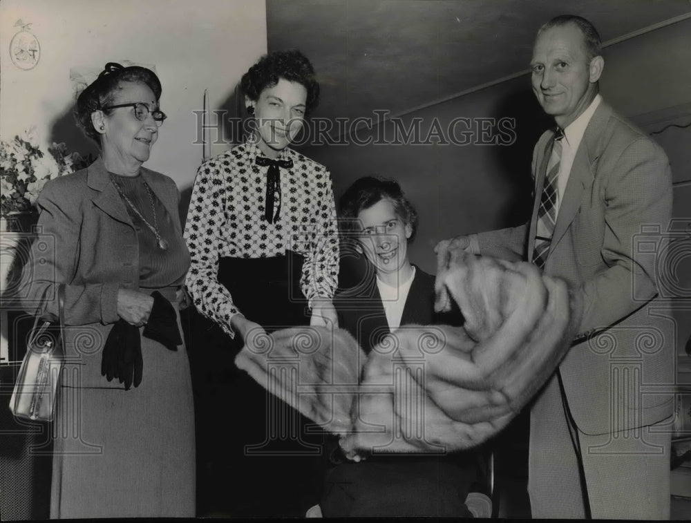 1955 Press Photo Alfred Boge Furriers,Mrs. Yeomans,Eleanor Pete Historic Images
