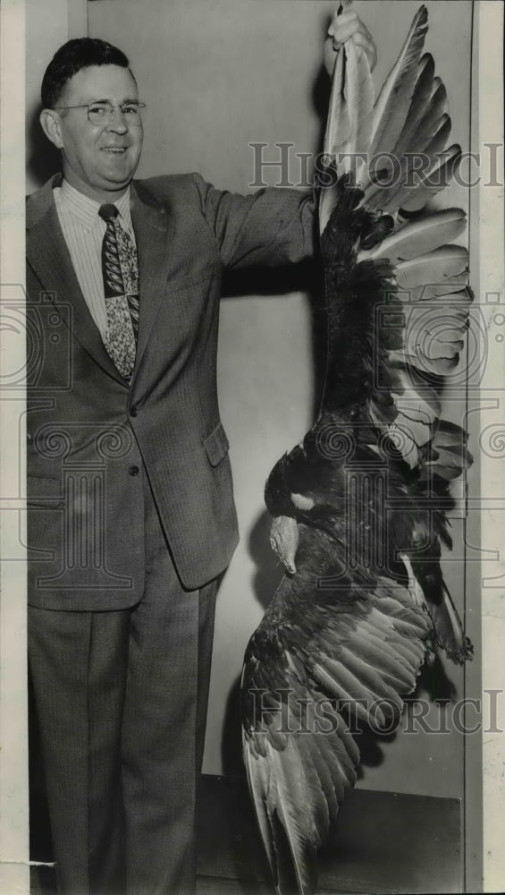 Press Photo William Reilly Sheriff holds an outstretched bird - Historic Images