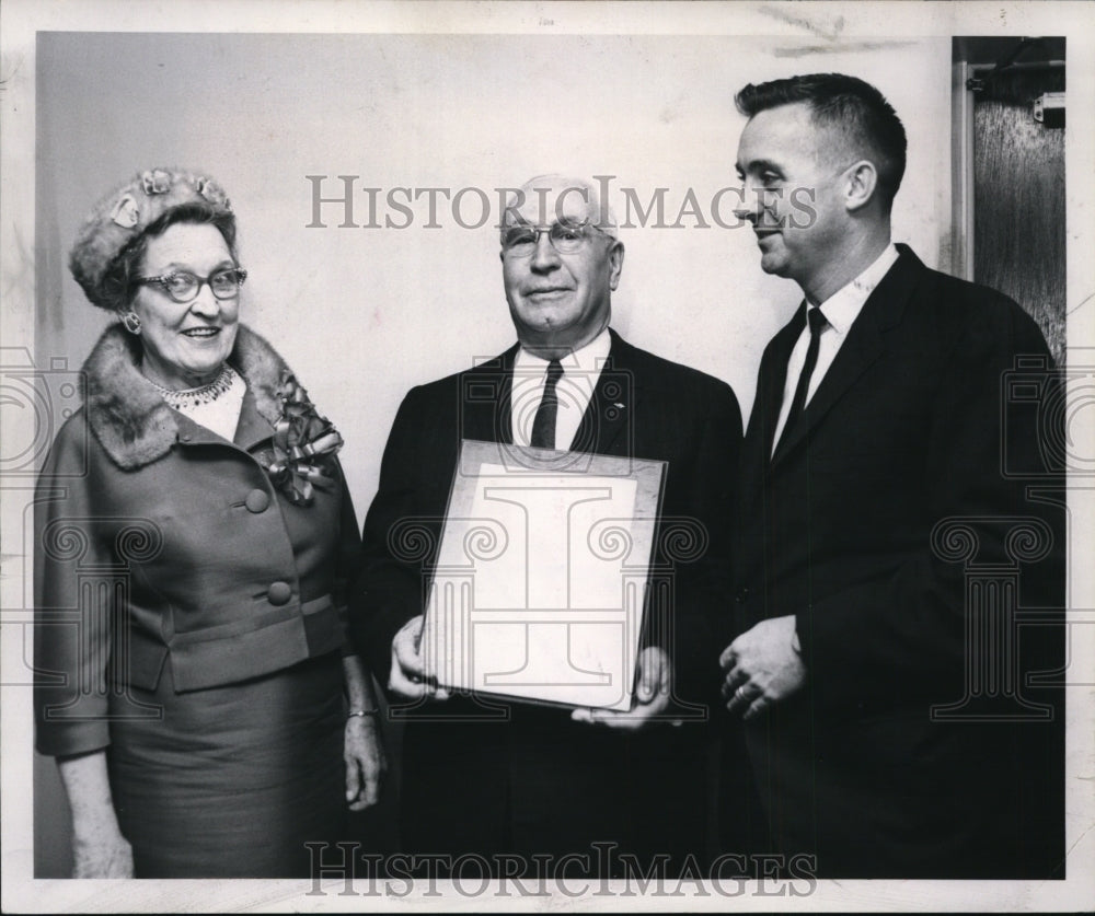 1964 Press Photo Lee J. Parisot presents a plaque to Wilfred Talley - Historic Images