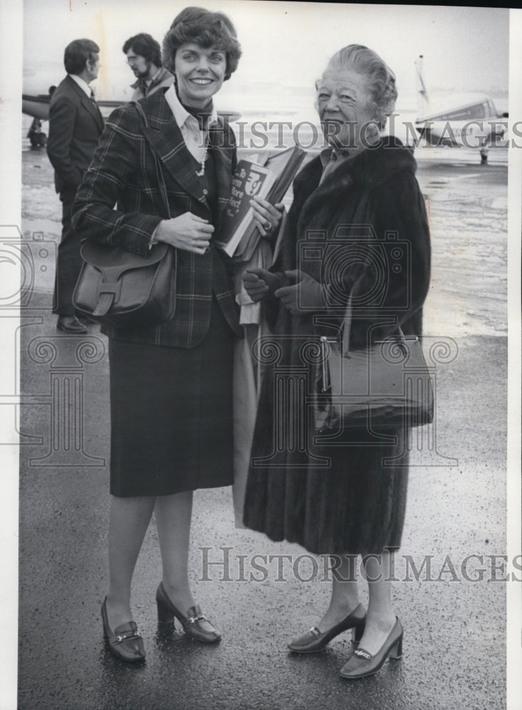 1977 Press Photo Mrs. William D. Ruckelshaus & Mrs. David N. Gaiser - spa17645-Historic Images