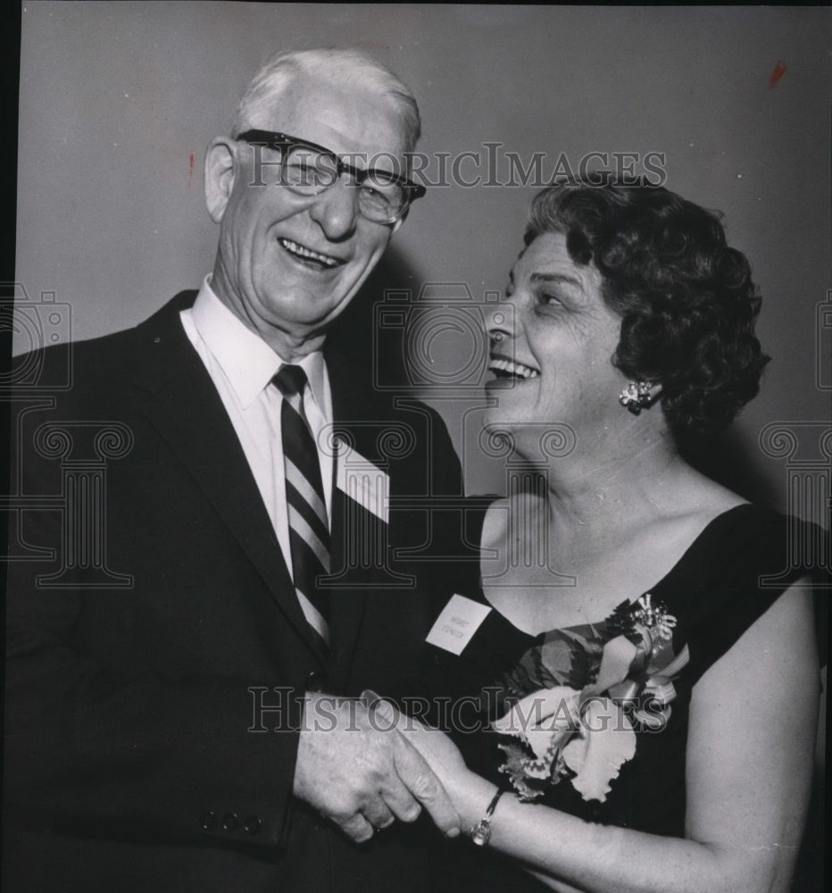 1965 Press Photo Roundup Grocery Gordon Stephenson &amp; wife at retirement party-Historic Images