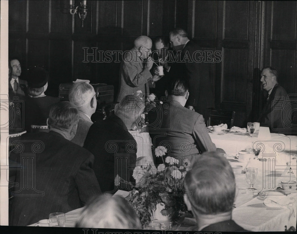 1949 Press Photo Retirement luncheon for Tom J. Turner at Davenport Hotel - Historic Images