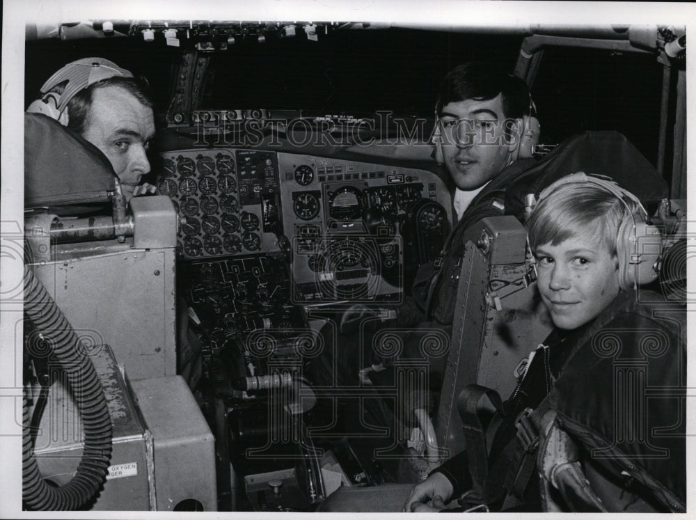 1973 Press Photo Capt. Joe Nyaz, Lt. Joe Fuorillo and Steve at the cockpit - Historic Images