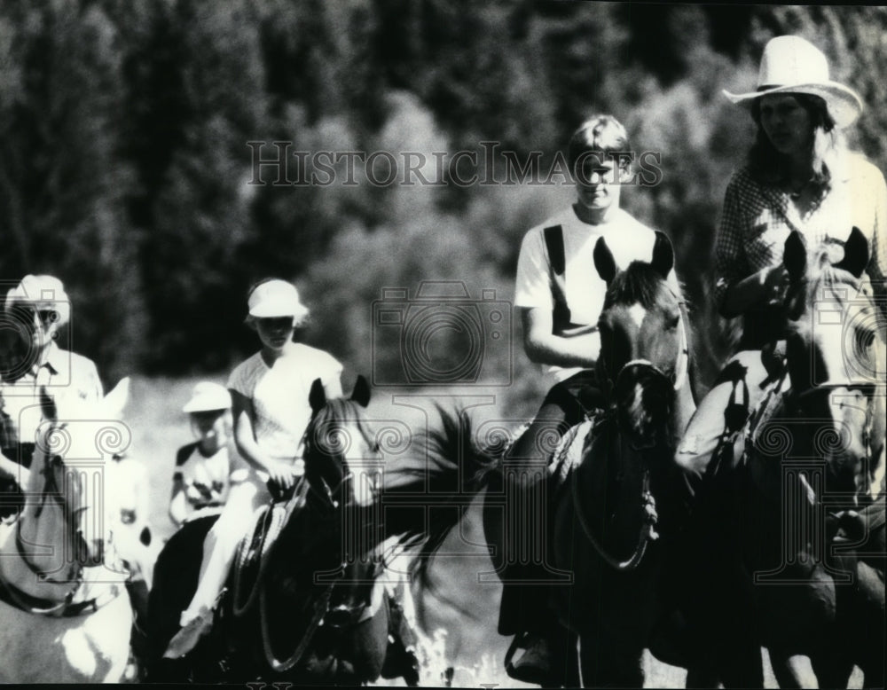 1984 Press Photo People horse riding in Sun Valley - Historic Images