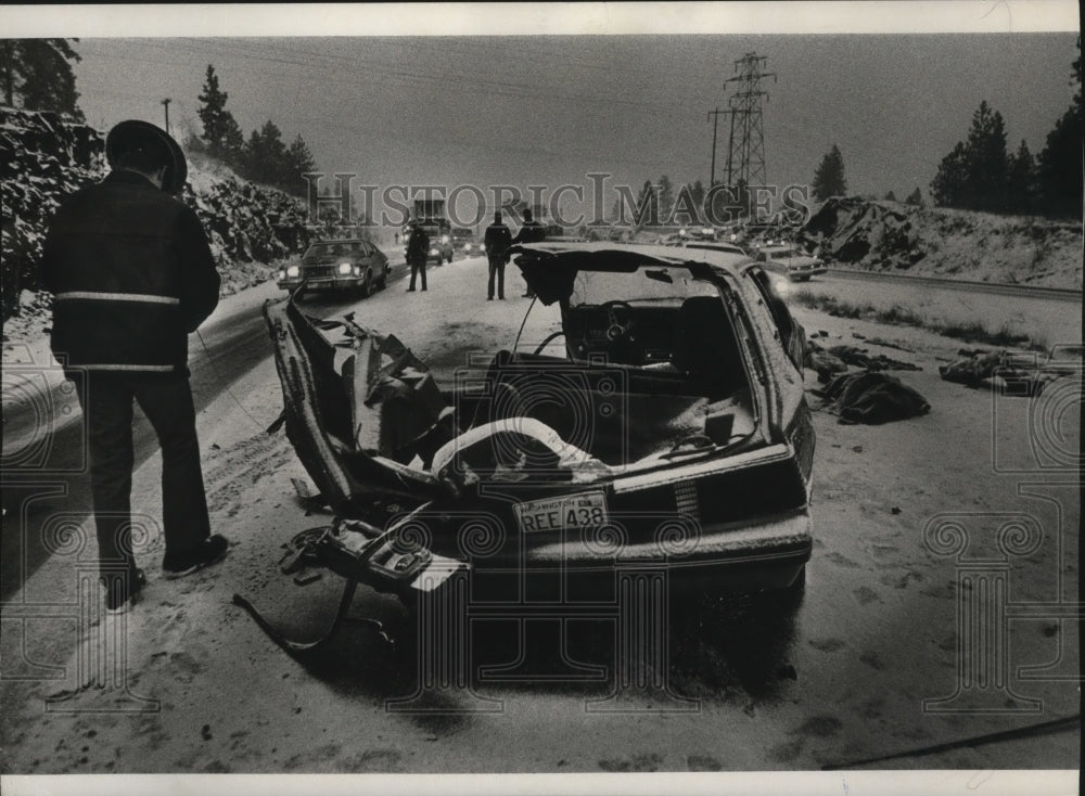 Press Photo State Trooper D Keith Campbell Investigates Spokane Accident - Historic Images
