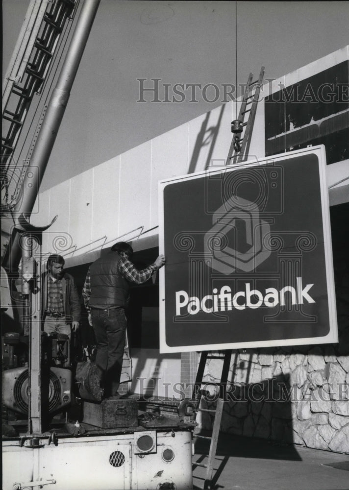 1979 Press Photo Tri State Sign Co Bob L Hill Hoisted Pacific National Bank Sign - Historic Images