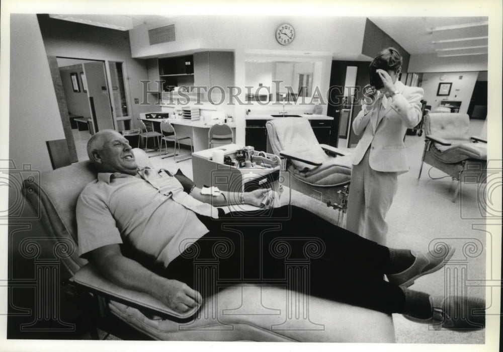 1967 Press Photo Blood Bank&#39;s Sharon Durkin with Harry Pearson on his 25Gal Mark - Historic Images