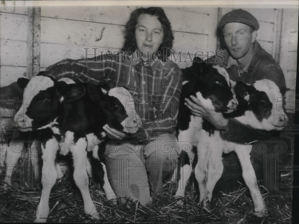Press Photo Reuban Rhynders and sister show off quadruplets Holstein calves - Historic Images