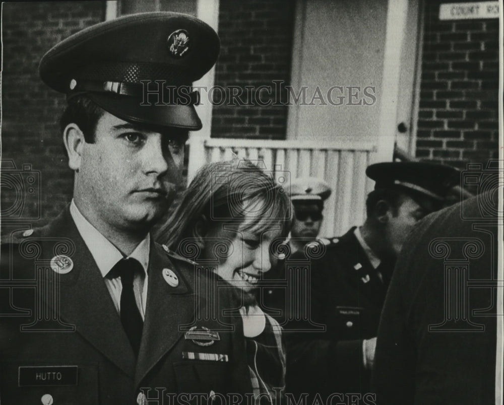Press Photo Sgt Charles Hutto and wife Brenda Vietnam atrocities - Historic Images