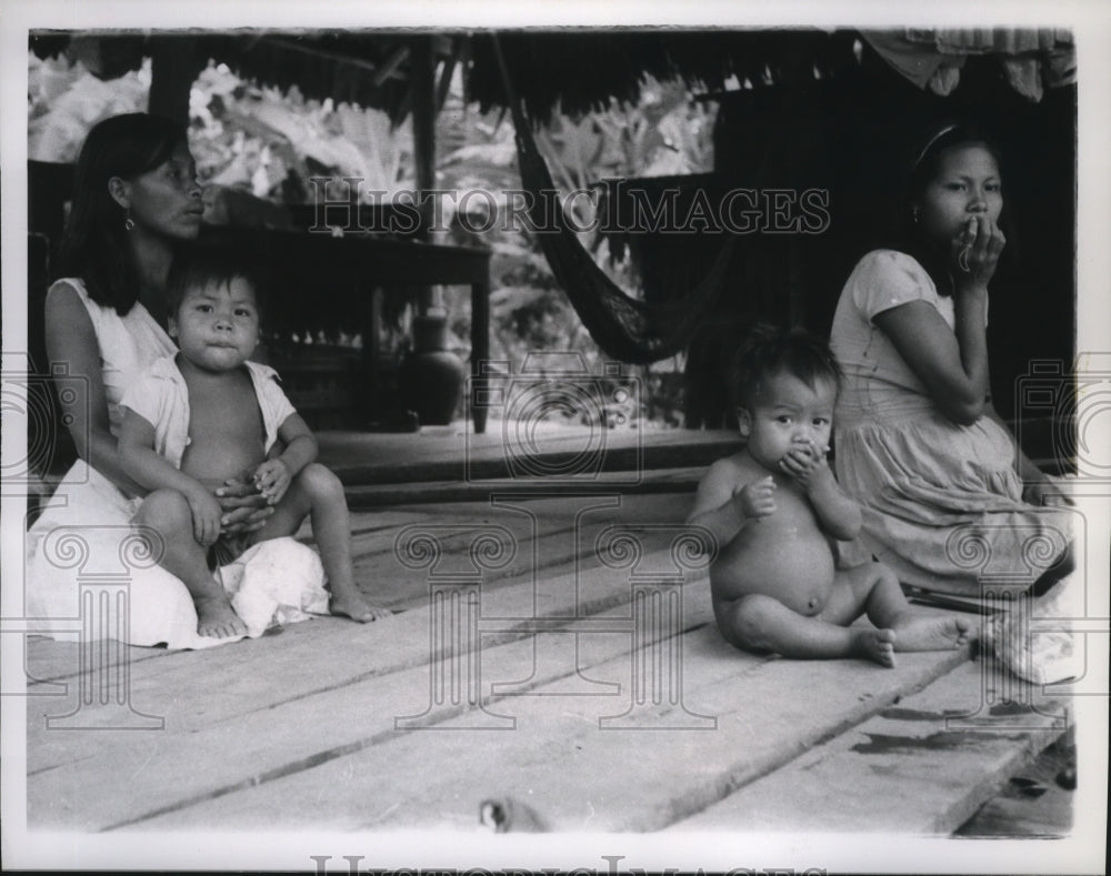 1965 Press Photo Indian Women and Children at a village across Amazon River - Historic Images