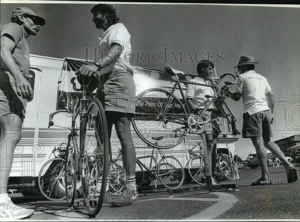 1988 Press Photo Bicycle manufacturers representatives discuss equipment - Historic Images