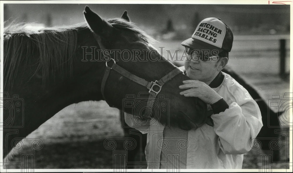 1988 Press Photo Horse racing, Dick Betcher with one of his thoroughbreds- Historic Images
