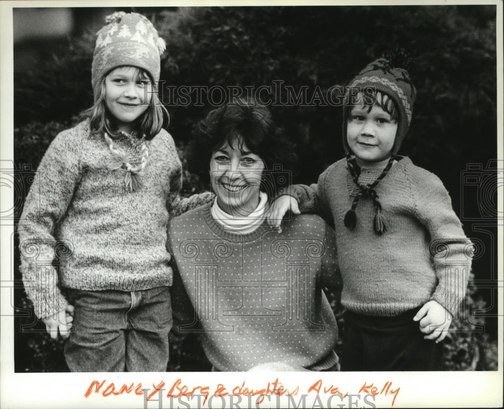 1989 Press Photo Businesswoman Nancy Berg with her daughters - Historic Images
