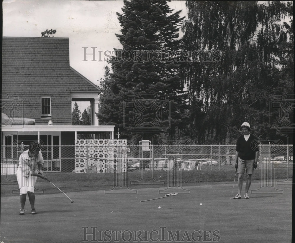 1963 Press Photo Contestants in the women&#39;s section of golf association compete-Historic Images