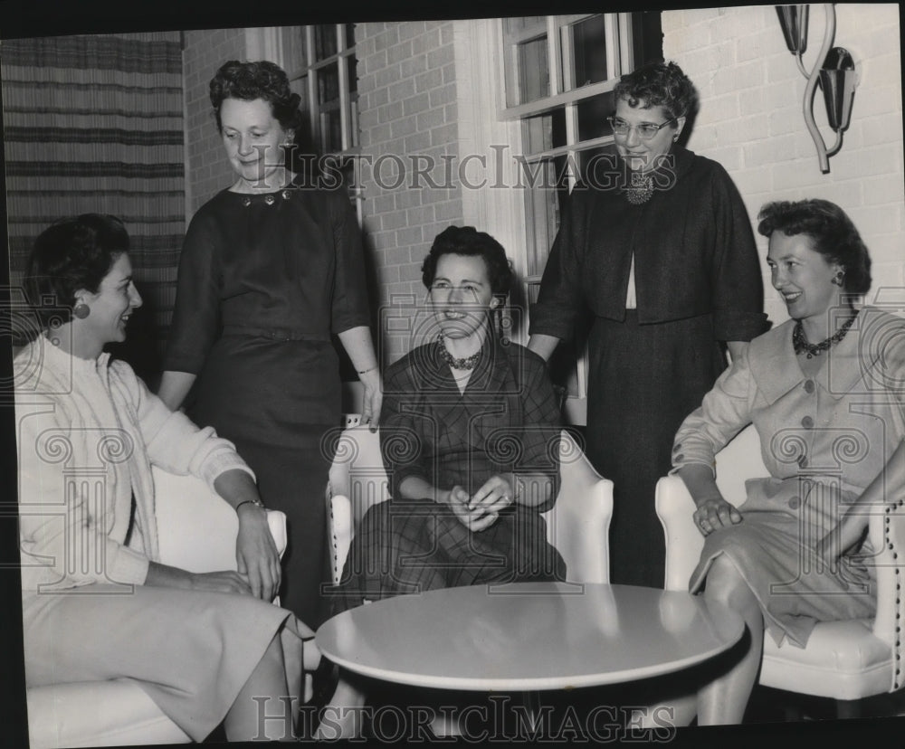 1960 Press Photo Members of the Women's Golf Association meet to plan events-Historic Images