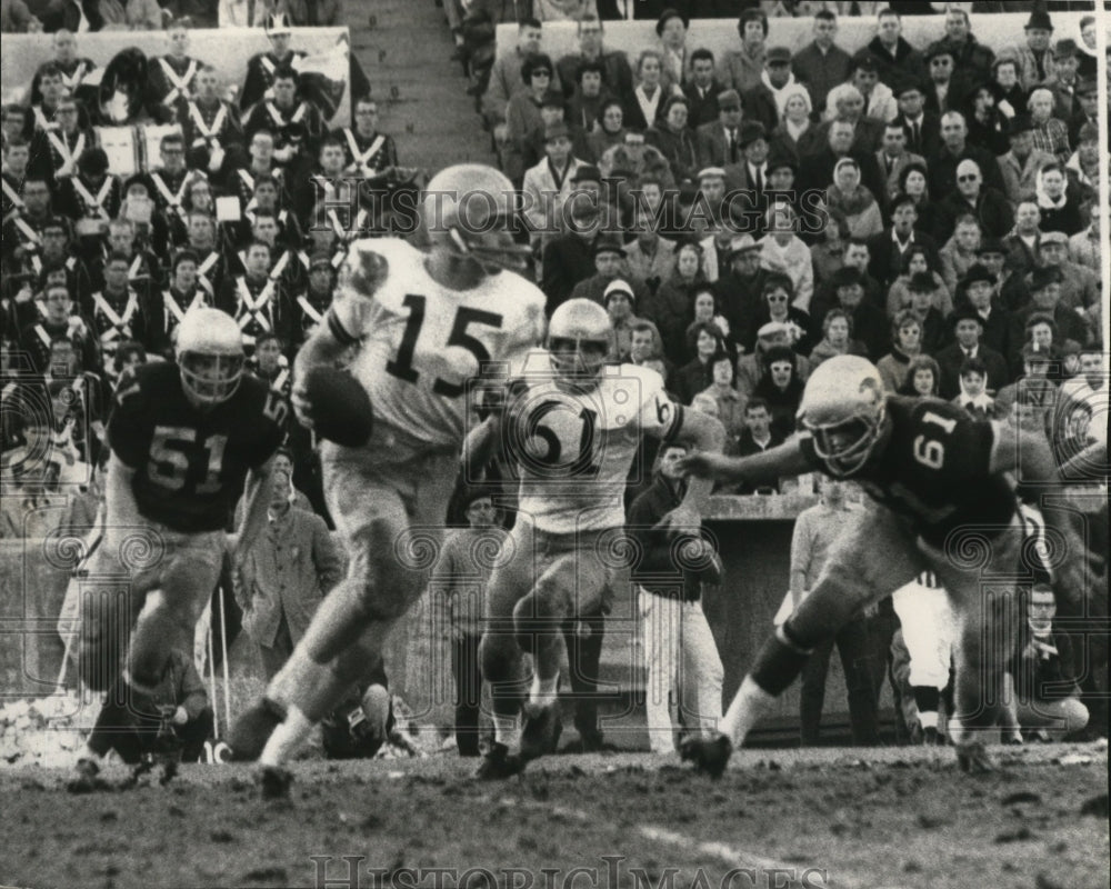 1984 Press Photo Washington quarterback is chased by Washington State players-Historic Images