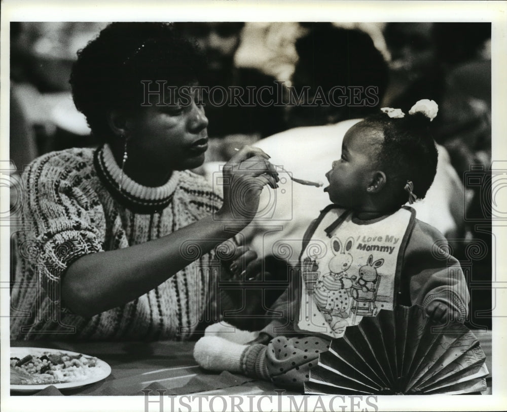 1992 Press Photo Gloria McDuffy &amp; daughter, Chanell enjoy Christmas dinner - Historic Images