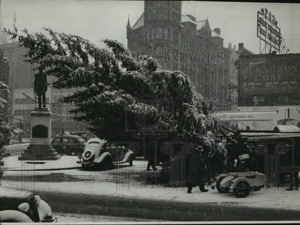 1941 Installation of giant Christmas tree  - Historic Images