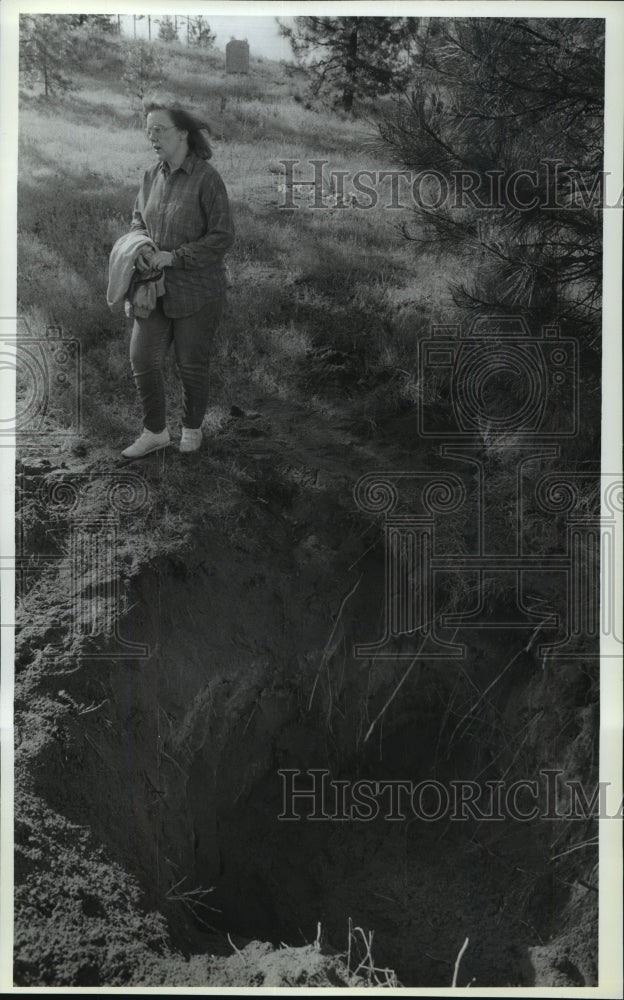 1990 Press Photo Cemetery-Dixie Stewart stands at Grave Site of George DeMaritt - Historic Images
