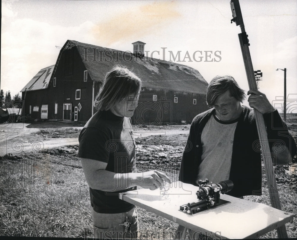 1975 Press Photo Fred and Eric Rajala checks findings on the Barn Project site-Historic Images