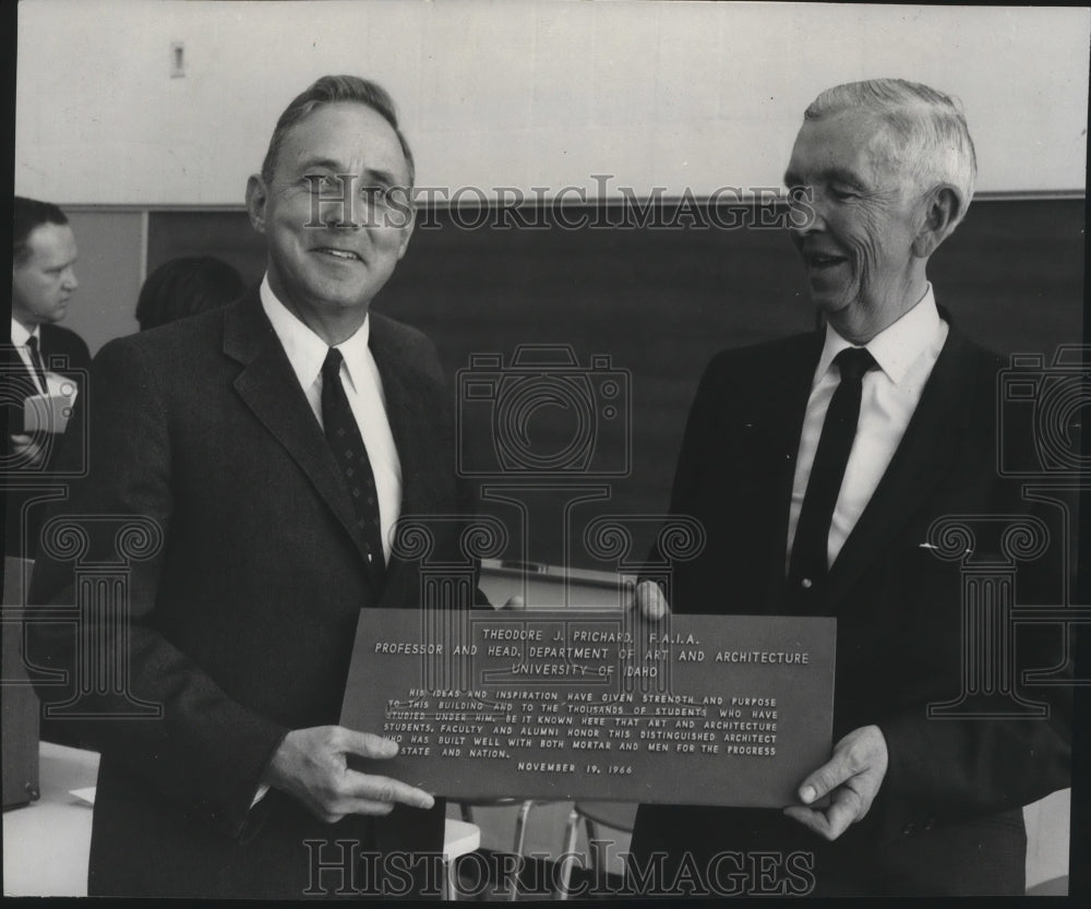 Press Photo Theodore J. Prichard, University of Idaho faculty member, honored - Historic Images