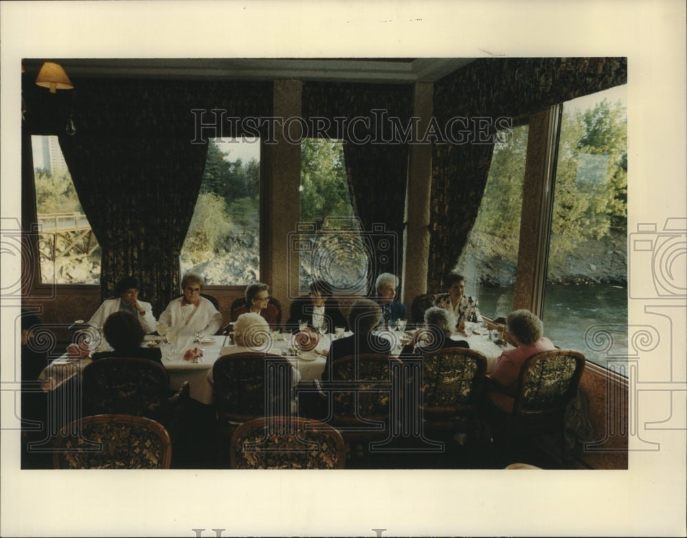 1944 Hillyard Coffee Club members reunite at Cavanaugh's Inn - Historic Images