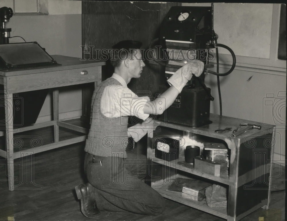 1947 Press Photo 40,000 Lb Press- Washington State College scientists-Historic Images