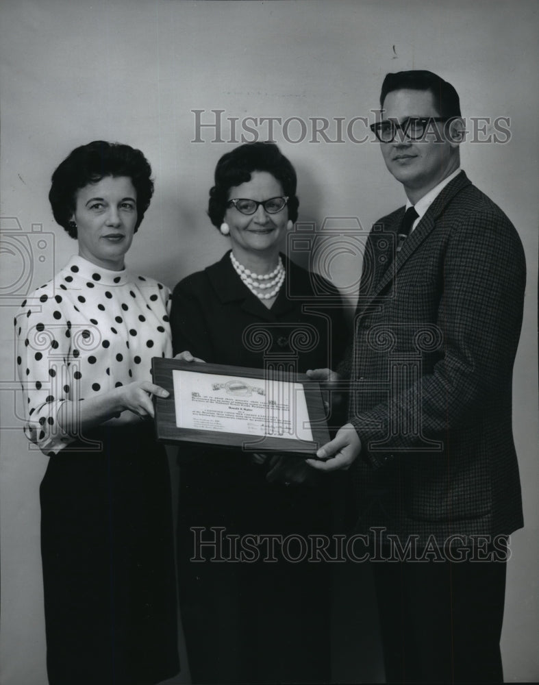 1964 Consumer credit group receives honor for outstanding competence - Historic Images