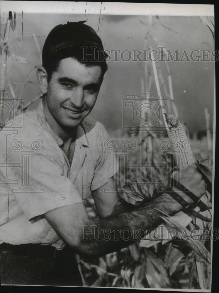 1938 Press Photo Ecus Vaughn corn husking - spa39451-Historic Images