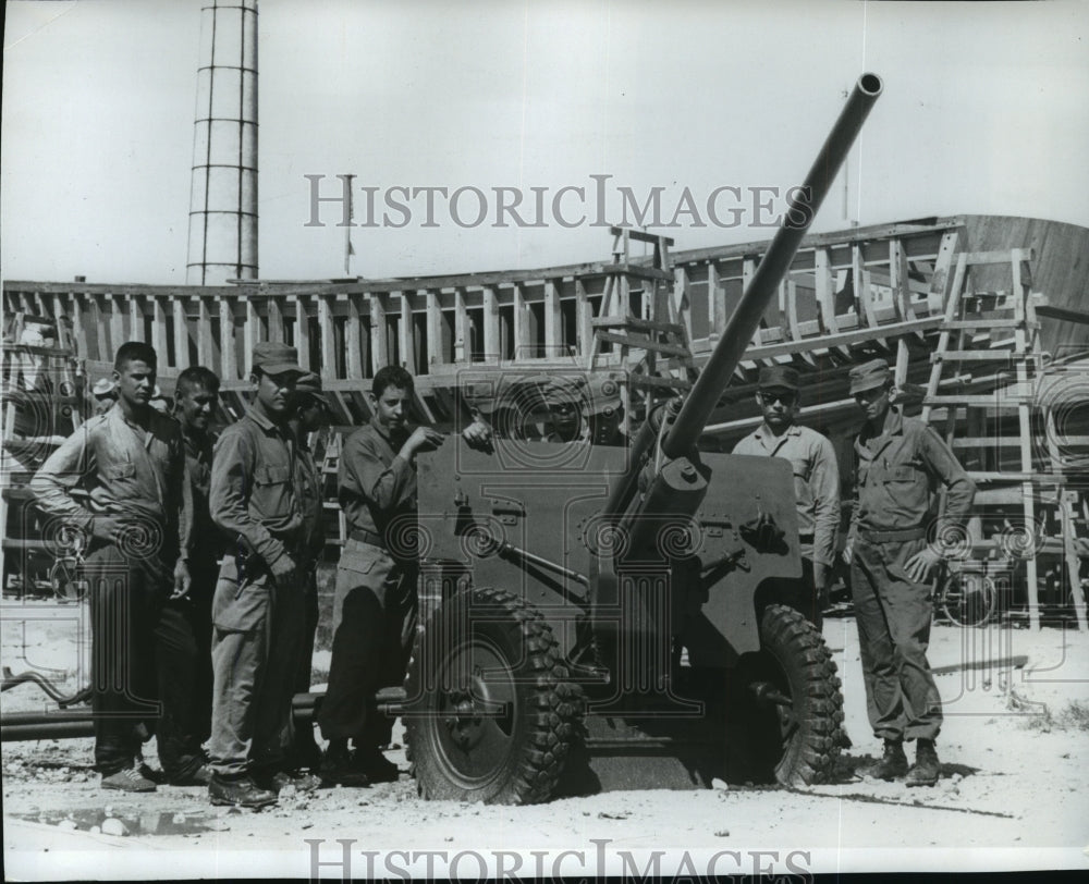 1966 Press Photo Russian artillery cannon manned by Cuban gun crew - spa39735-Historic Images