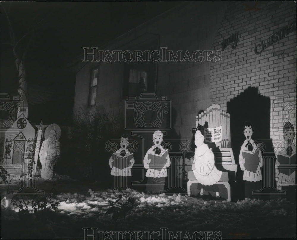 Press Photo Exterior Christmas decorations made by Ken Taylor and his father - Historic Images