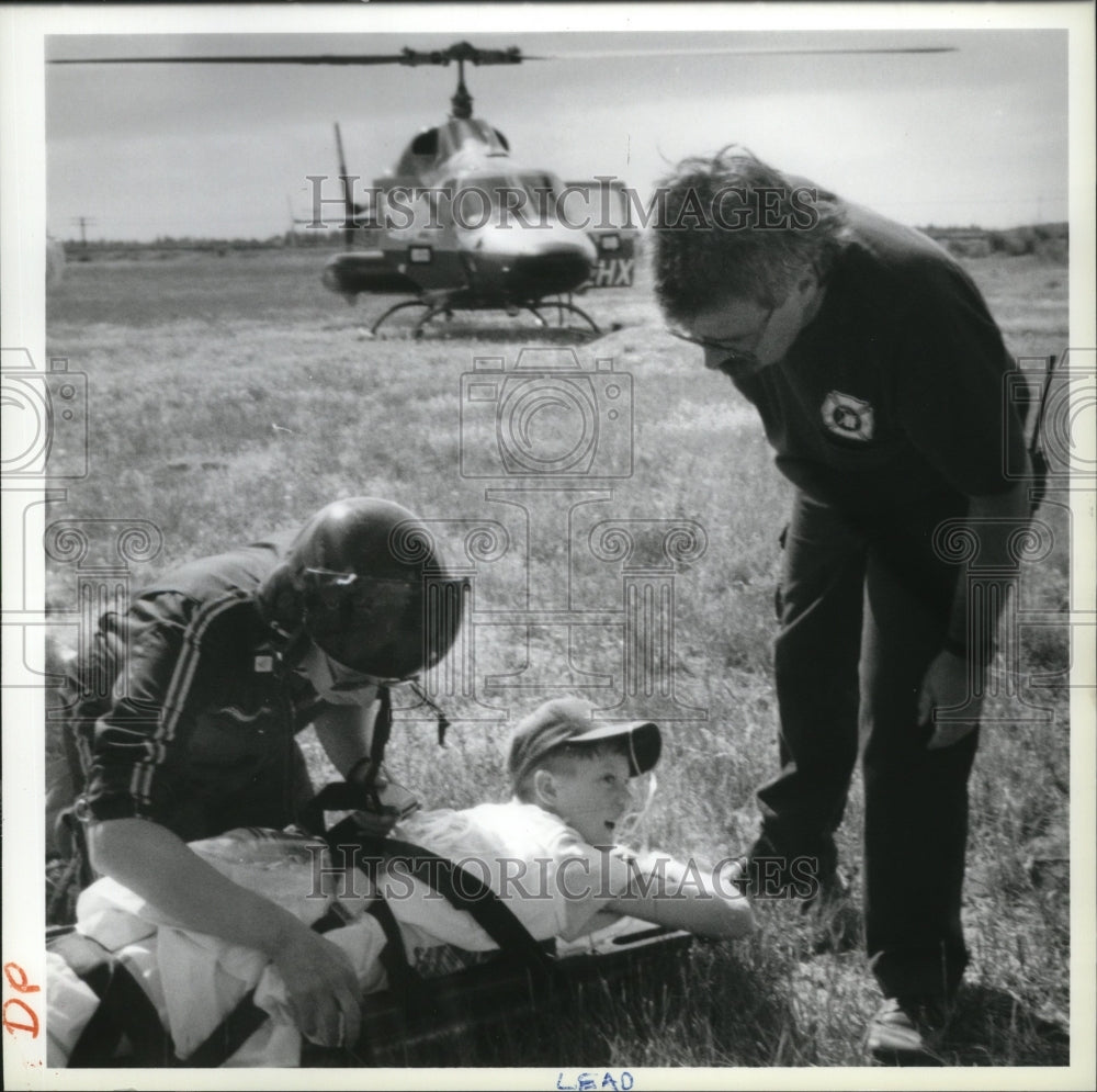 1994 Press Photo Emergency personnel at Fairchild Air Force Base prepares rescue - Historic Images